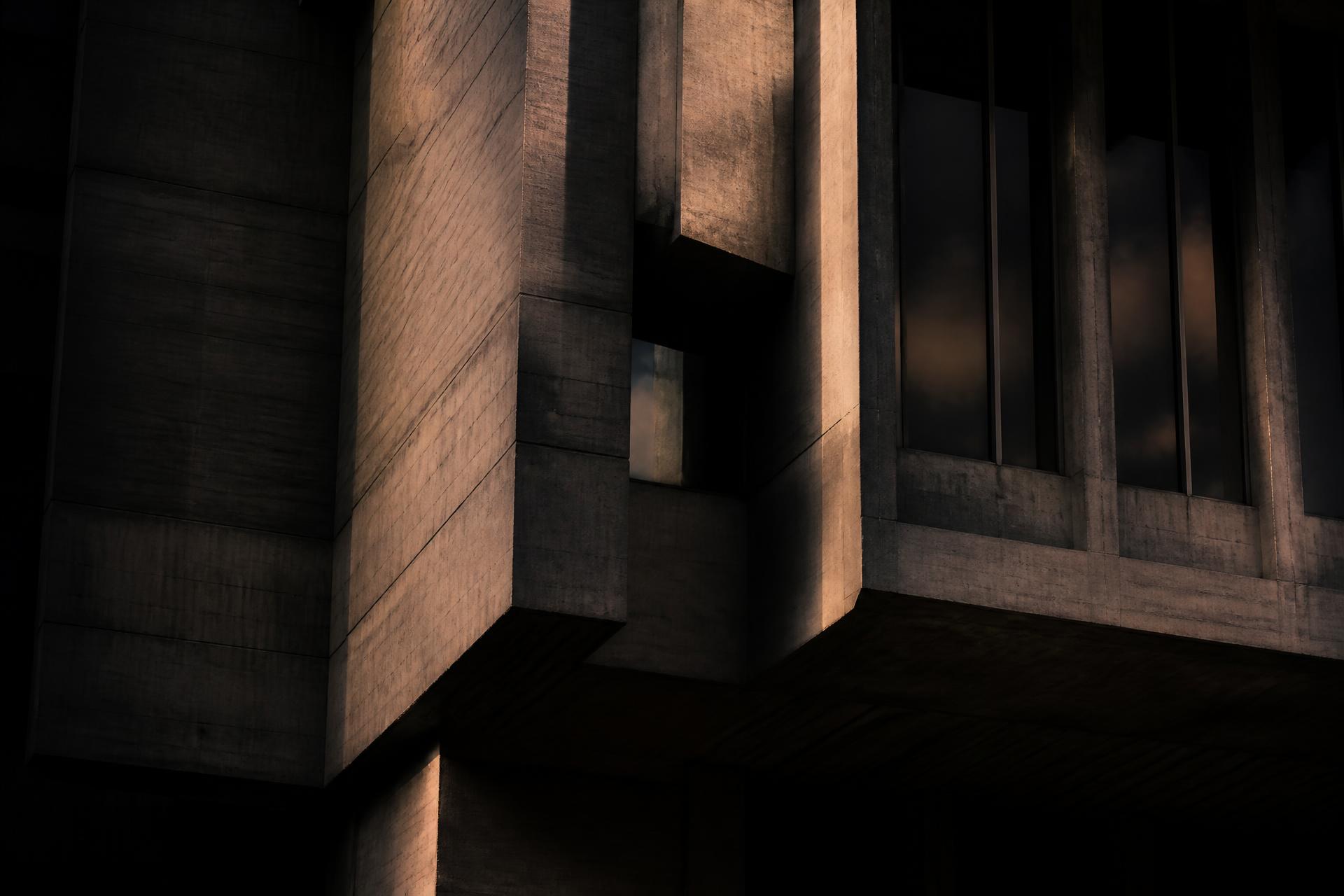 Architektonisches Fassadendetail im warmen Licht
