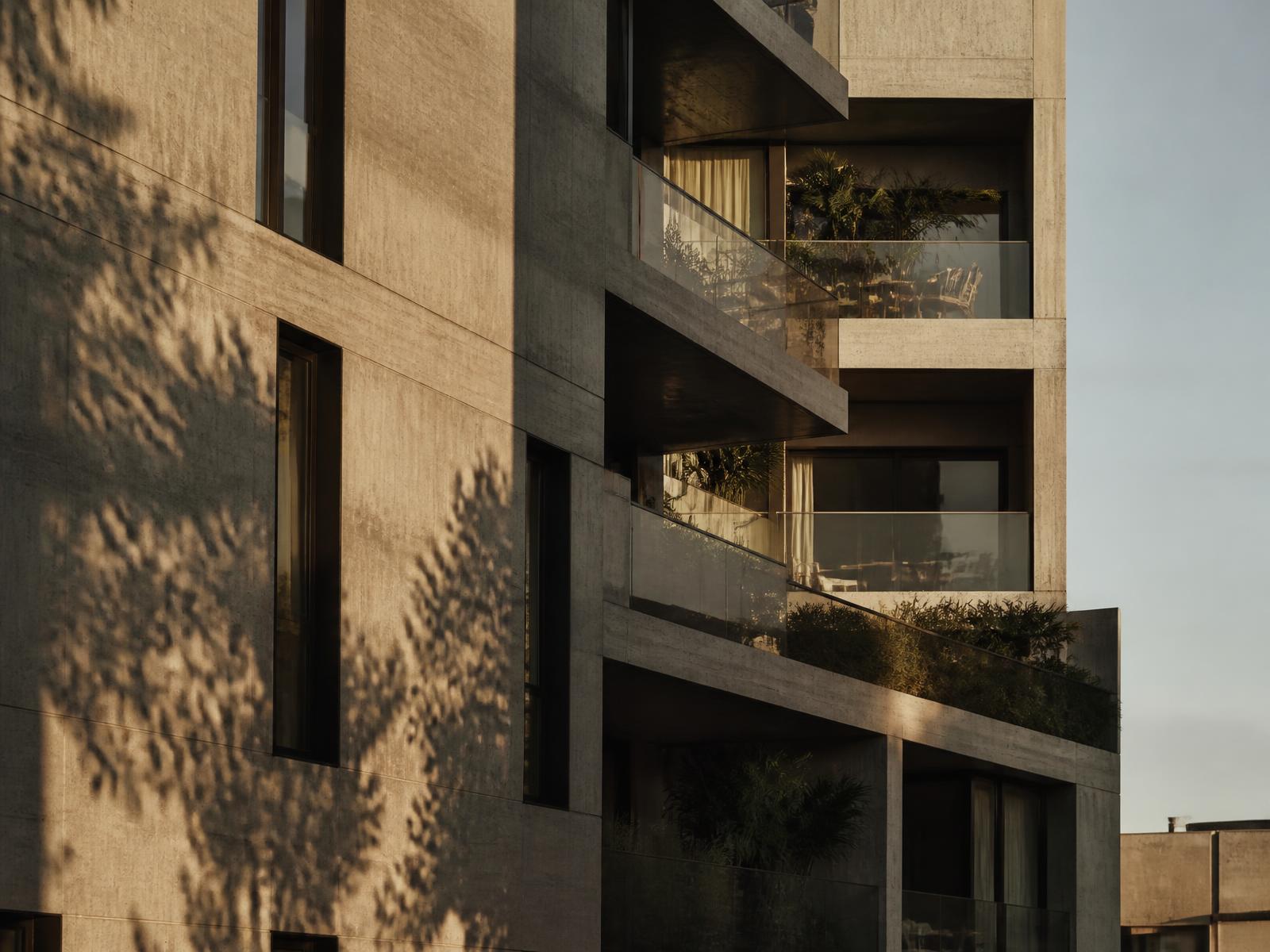 Fassade eines modernen Wohngebäudes im warmen Abendlicht