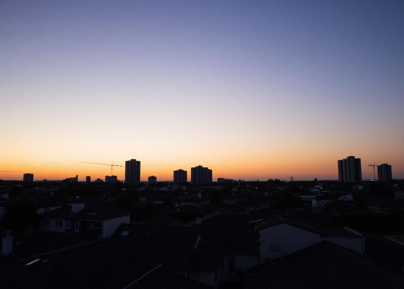 Wohnquartier in der Abenddämmerung von oben